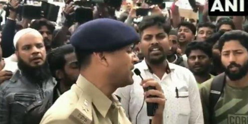 DCP SINGS NATIONAL ANTHEM TO CALM BENGALOREPROTEST; PROTESTORS JOINED HIM