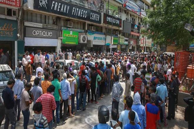 Long queue at liquor Shop breaks all Government norms During Lock-down