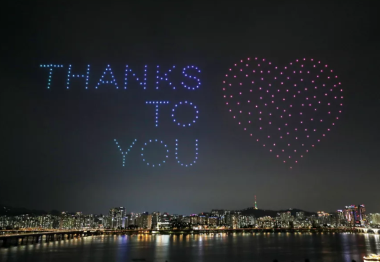 300 drones lit up in Seoul to thank frontline workers amid the pandemic