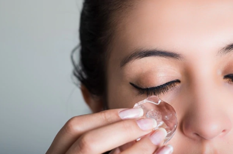 These Amazing Benefits of massaging Ice Cubes on face will amaze you